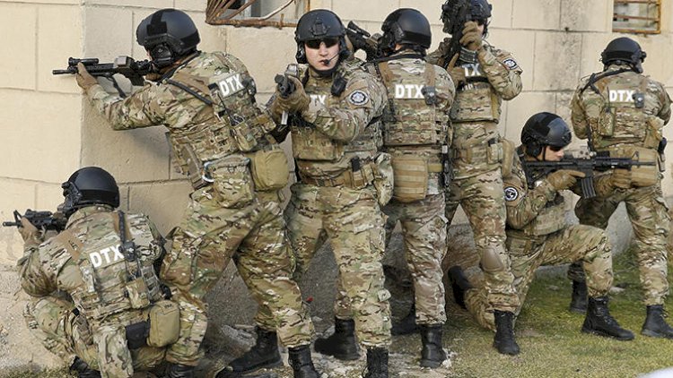    Terrorçuların icra başçısı ilə birgə öldürmək istədikləri ingilis dili müəllimi kimdir?   
