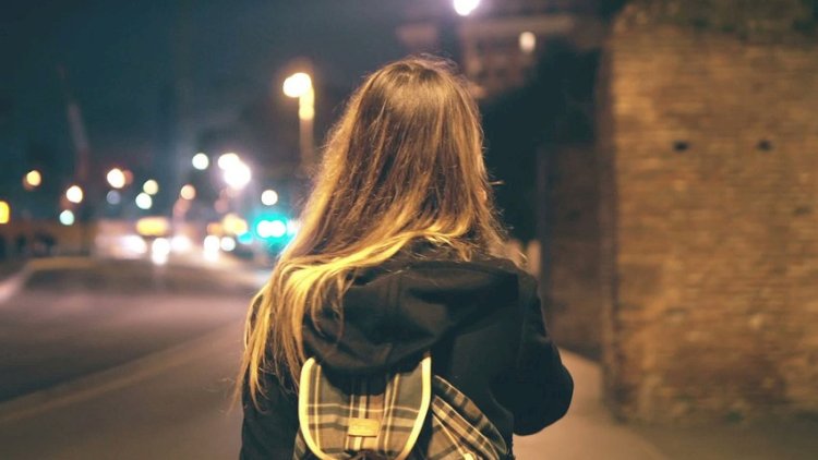    15 yaşlı qız itkin düşdü   