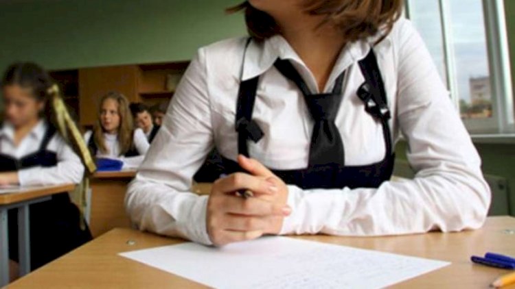    Direktorun işdən çıxarıldığı məktəbdə görün nə baş verib:   9-cu sinifdə oxuyan qız...