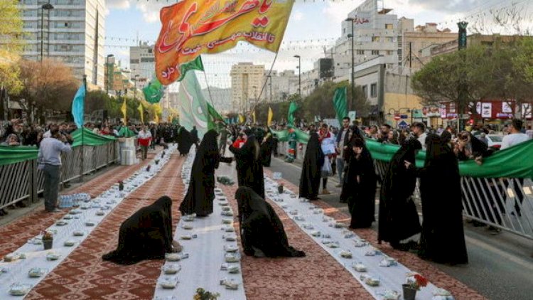    İranda altı kilometrlik iftar süfrəsi açıldı   