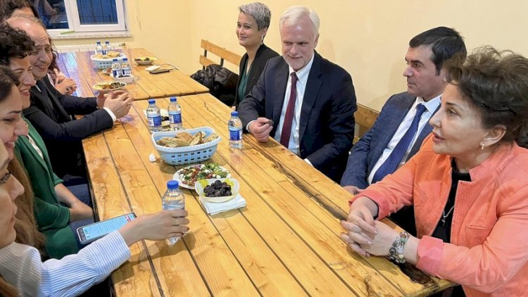    ABŞ səfiri iftar süfrəsinə qatıldı   