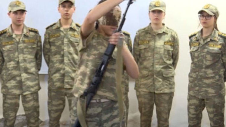    Avtomatı gözübağlı söküb-yığan məktəbli qız danışdı - Video   