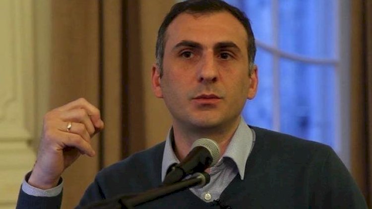    Polislər deputatı dəyənəklə döydülər,   qabırğası sındı