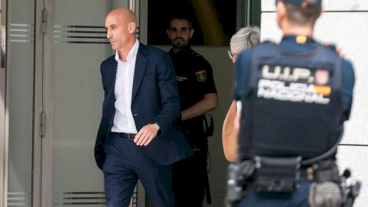    Qadın futbolçunun dodağından öpən sabiq prezidentdən xəbər var   
