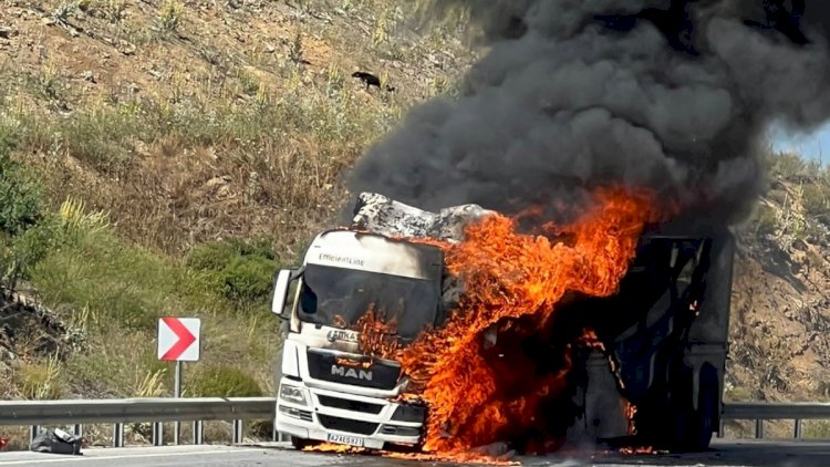    Avtomobili dayışan TIR-da yanğın   