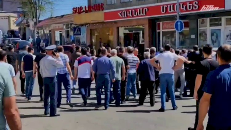    Ermənistanda GƏRGİNLİK: Etirazçılar Noemberyan-İcevan yolunu bağladılar   - Video
