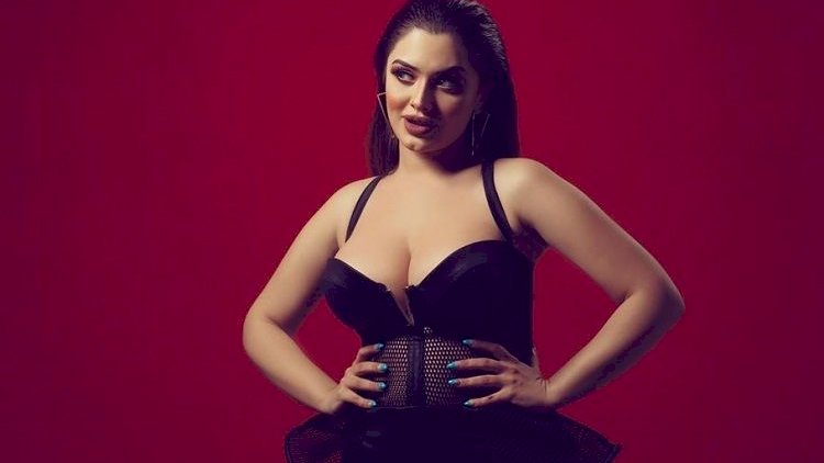    Mina Hüseyn dodağına görə narahatdır   