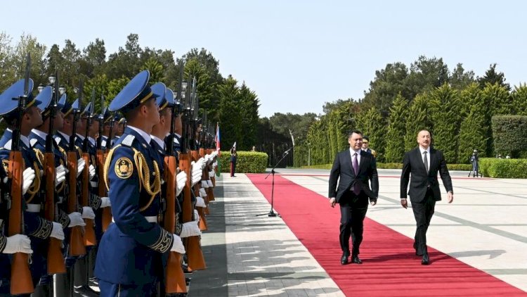    İlham Əliyev Sadır Japarovu qarşıladı    