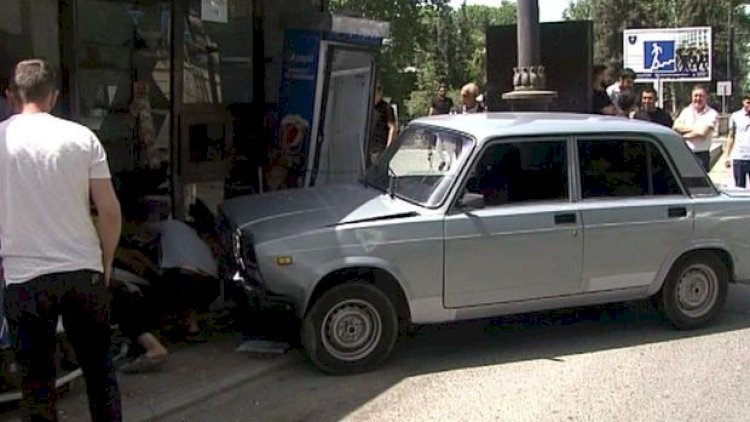    Göyçayda avtomobil köşkə çırpıldı: Xəsarət alan var - Fotolar   