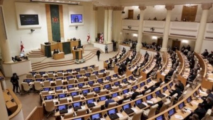   Gürcüstan parlamentində dava: Deputatların mübahisəni yumruqla həll etdi   