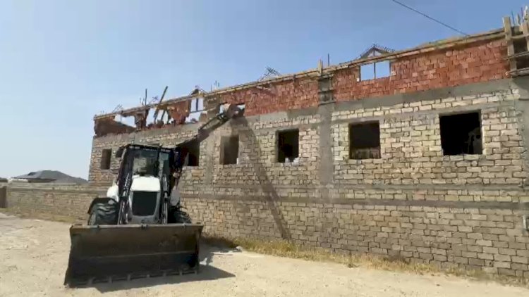    Nazirlik Bakıda evin mansarını sökdü - VİDEO    