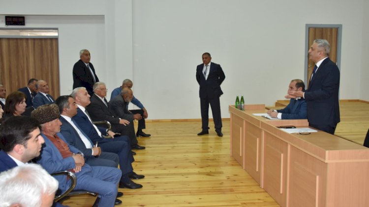    İcra başçısından mikrafonla danışmağı tələb etdi, cəzalandırıldı - Fotolar   