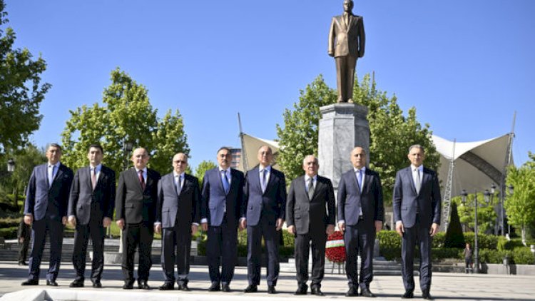    Əli Əsədov Ankarada ümummilli lider Heydər Əliyevin abidəsini ziyarət etdi - Foto   