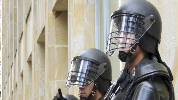    Nümayişçilər prezident sarayına hücum etdi - 26 polis yaralandı    