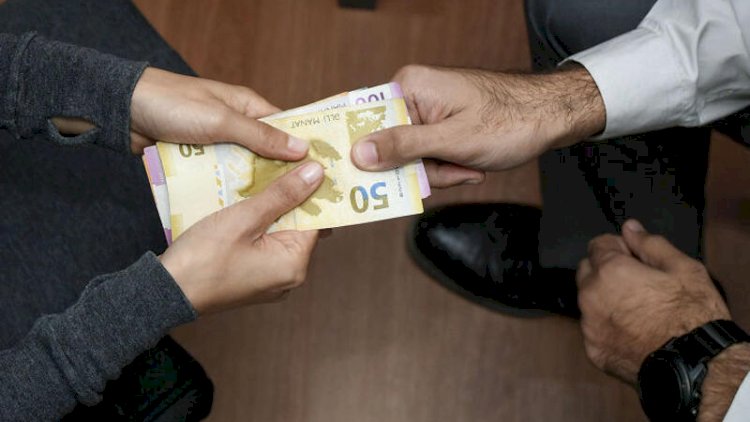    Azərbaycanda vəzifəli şəxs rüşvət alarkən tutuldu   