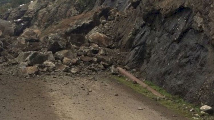    Lerikdə dağ uçqunu: Bir kəndin yolu bağlandı - Fotolar   