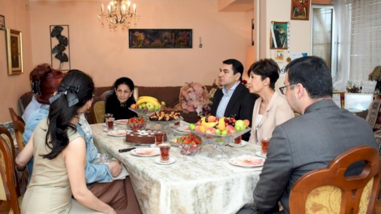    Nazir Xalq artistini evində təbrik etdi   