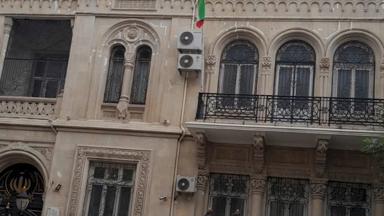    İran səfirliyində bayraqlar yarıya endirildi - FOTO   