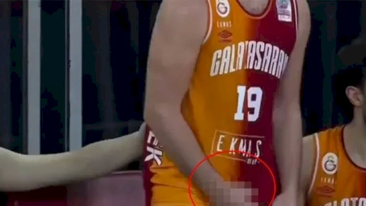    İdmançı oyun zamanı cinsi orqanını göstərdi, ara qarışdı   - Video