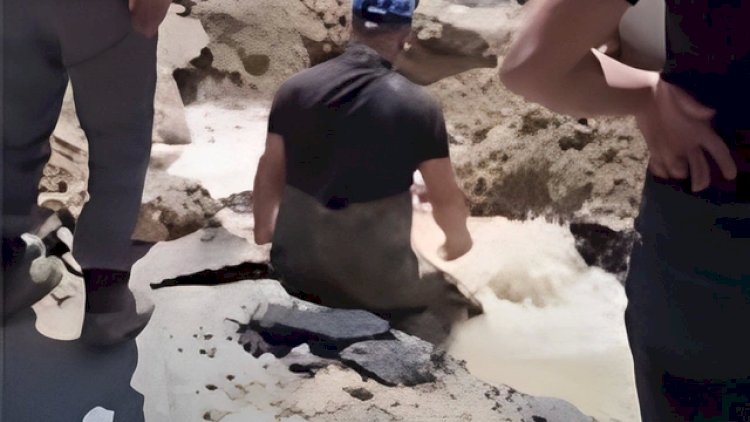    Bakıda qazıntı zamanı boru partladı, evləri su basdı - Video   