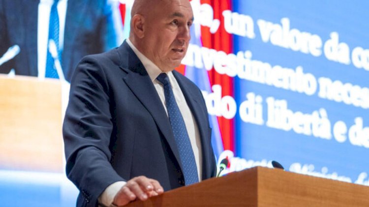    Müdafiə naziri xəstəxanaya yerləşdirildi    