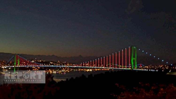    İstanbul körpüləri Azərbaycan bayrağının rəngləri ilə işıqlandırıldı - Fotolar   