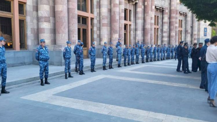   Ermənistan polisi hökumət binasını mühasirəyə aldı    
