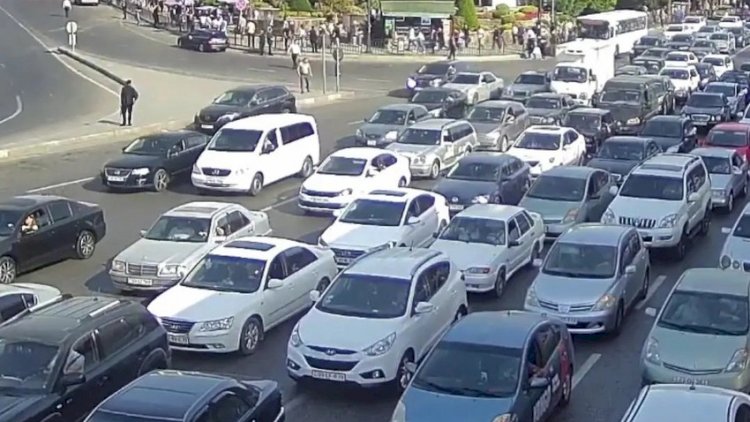    Bakı yenə tıxaca təslim oldu: Bu yollarda sıxlıq var   - Siyahı