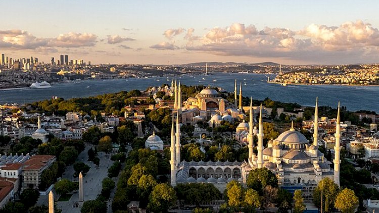    İstanbulda yaşayış binası çökdü: Dağıntılar altında qalanlar var - FOTO   