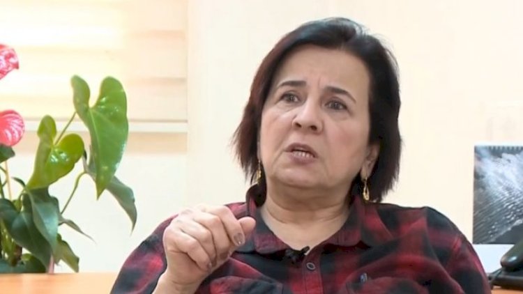    “Mən dərs danışıram, oğlan dönüb qızın ağ baldırına baxır”   