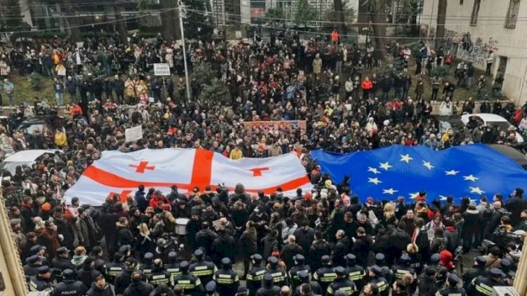    Gürcüstan növbəti inqilabın ərəfəsində: Saakaşvili yenidən hakimiyyətə gələcək?   
