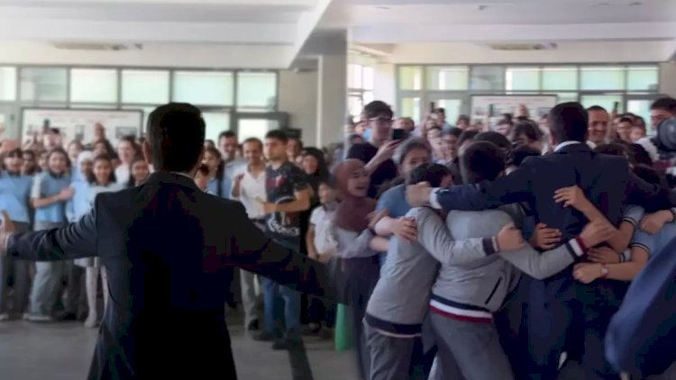    Müğənnini görən şagirdlər izdiham yaratdı - Video   