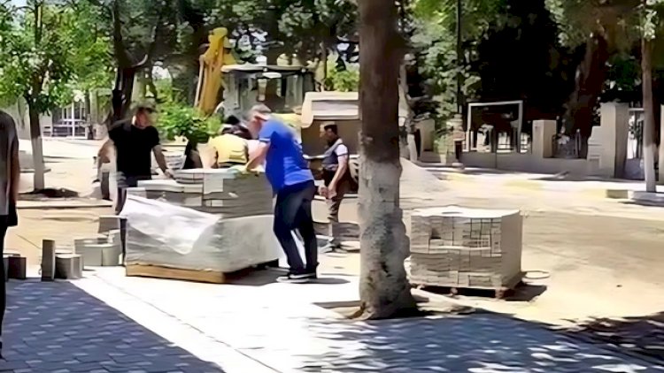    Azərbaycanda icra başçısı işçilərlə birgə daş daşıdı: “Hansısa reklama, şouya ehtiyacım yoxdur”   