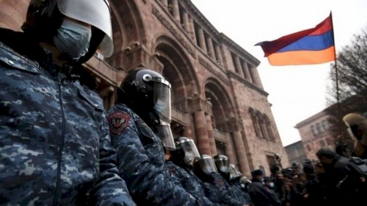   Ermənistan polisi parlament qarşısında xüsusi texnika daşıyır   