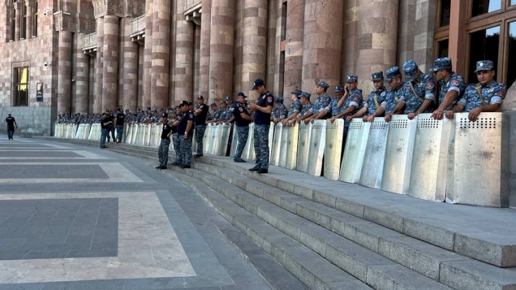    Müxalifət hərəkətə keçdi: Polis hökumət binasını mühasirəyə aldı   