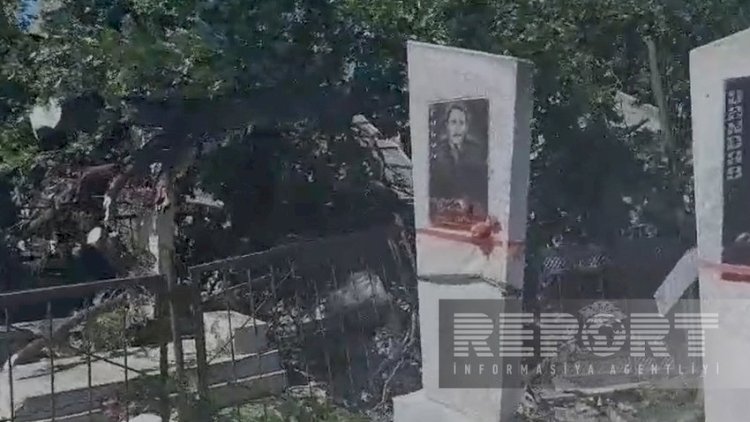    Bərdədə güclü külək bir neçə qəbri dağıtdı   