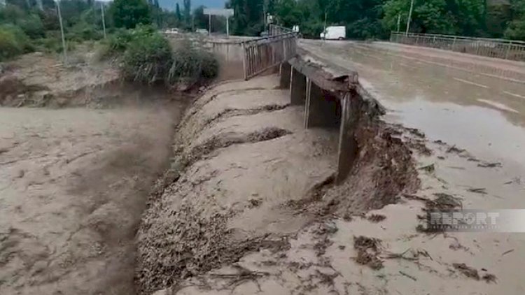    Azərbaycanda çay məcrasından çıxdı, evlər su altında qaldı - Fotolar   