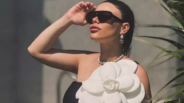    Aysun ağ-qara FOTOda   