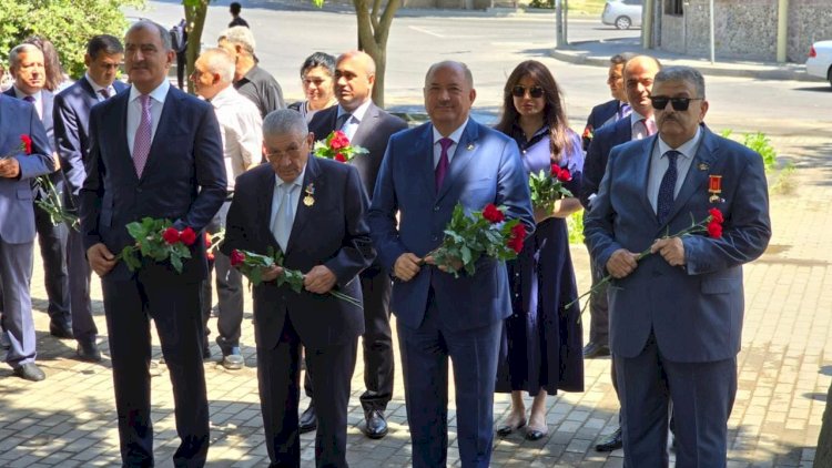    İcra başçısı Bakıxanovun büstünü ziyarət etdi   - Fotolar