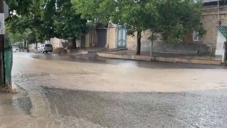    Sel yolu iki yerə böldü, sakinlər şikayətləndilər - Video   