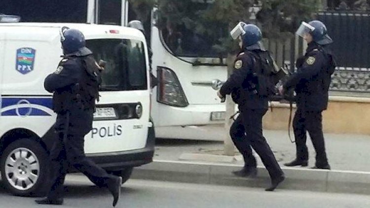    Polislərin qətli ilə bağlı şok: Silahı anasının çiyninə qoyub...   