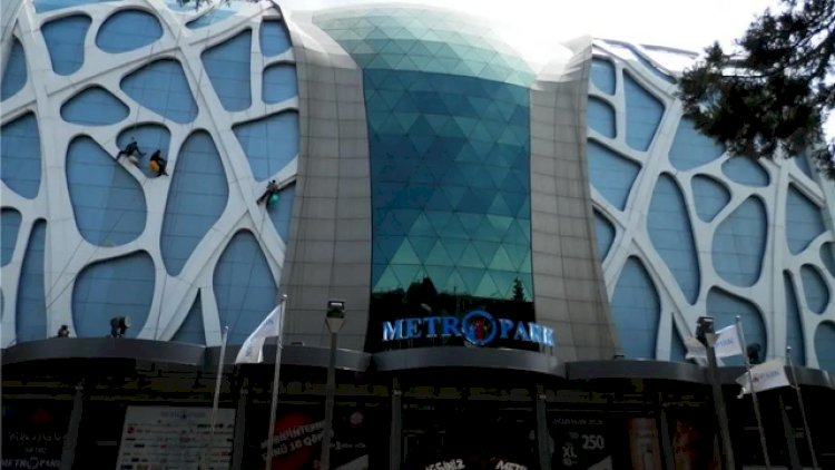    Bakıda “Metro Park”ın qarşısında gənc oğlan güllələndi   