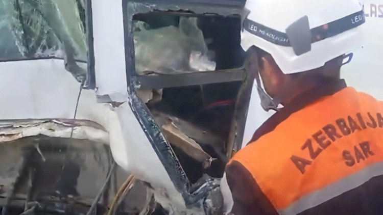    Bakıda avtobus yük avtomobili ilə toqquşdu, sürücü xilas edildi - Video   