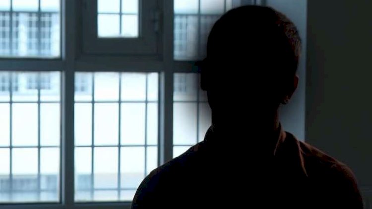    17 yaşlı oğlan bacısına 21 bıçaq vurdu: “Pis yola düşmüşdü”   - Video