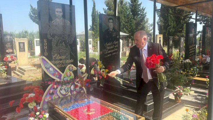    Yeni icra başçısı Şəhidlər Xiyabanında - Fotolar   