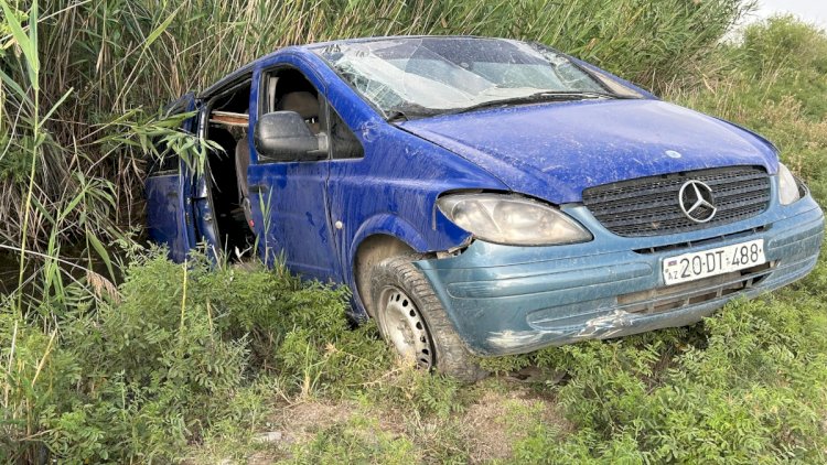    Kürdəmirdə mikroavtobus su kanalına düşdü: Xəsarət alanlar var   