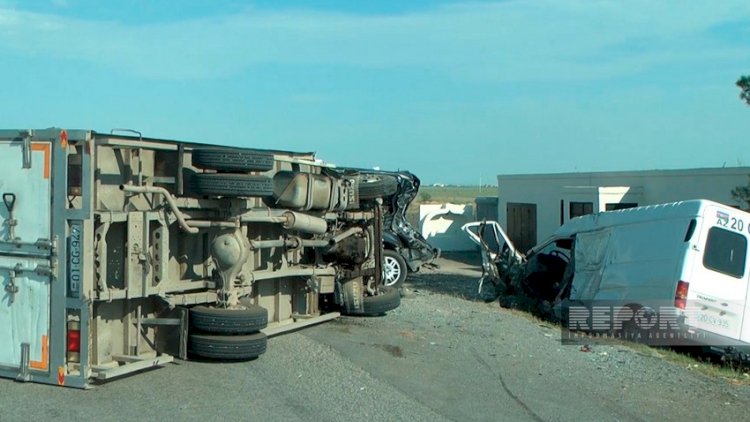    Hacıqabulda TIR aşaraq iki mikroavtobusa çırpıldı, 9 nəfər yaralandı - Fotolar   