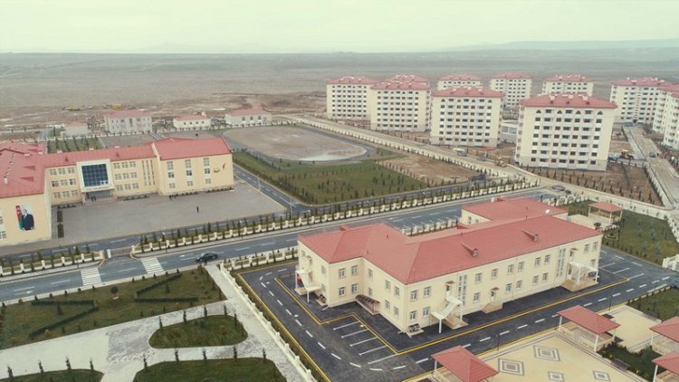    Evində məcburi köçkün yaşayan şəxslərlə bağlı açıqlama:   “Həmin mənzillər...” 