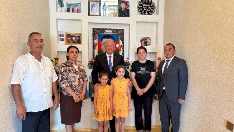    Əzizov əvvəl şəhidlərin məzarını, sonra ailələrini ziyarət etdi   - Fotolar