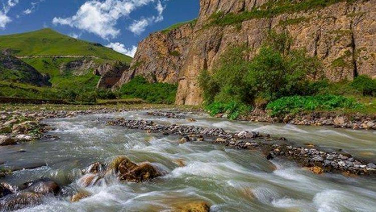    Güclü sel Küpçalqışlaq kəndinin yolunu uçurdu   